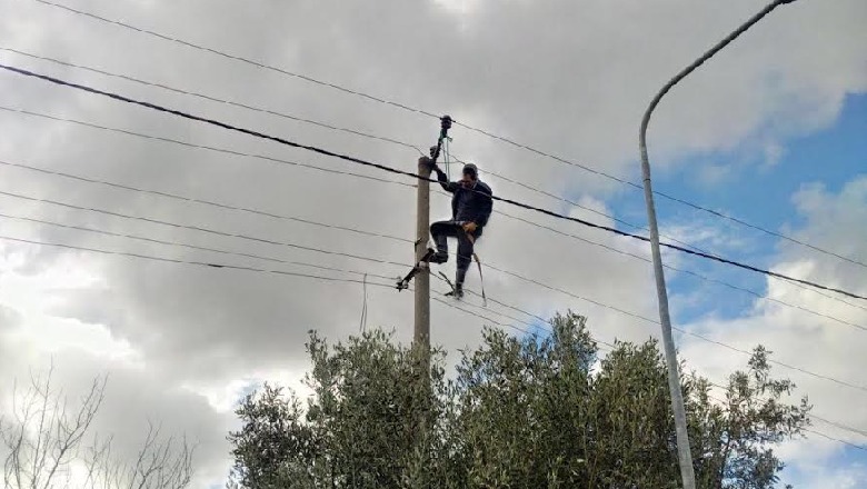 Bie në kontakt me energjinë elektrike, humb jetën elektriçisti në Durrës