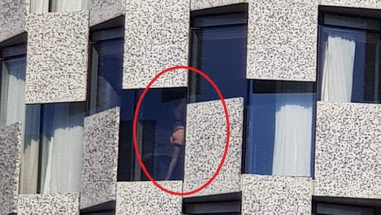 U bë virale pak ditë më parë! Kush është  vajza sexy që u fotografua e zhveshur në majë të hotelit (FOTO)