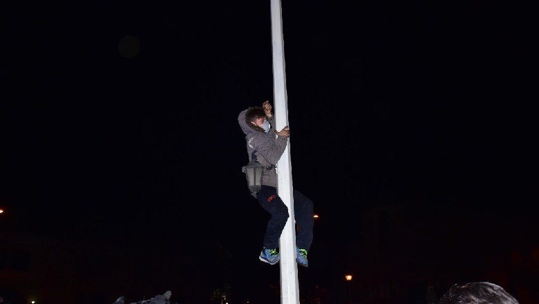 'Spiderman-i' i protestës ngjitet mbi shtyllë