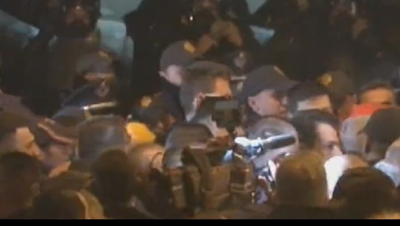 Policia hedh gaz lotsjellës, forcat speciale kundër turmës që tentoi çarjen e kordonit të policisë