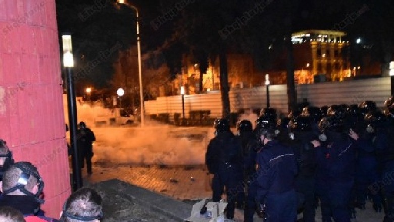 Sulmohet makina e zyrtarit të policisë nga protestuesit e opozitës