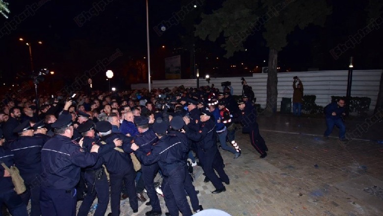 Çanë kordonin dhe plagosën dy policë para parlamentit/ 8 protestues në hetim, 12 në kërkim