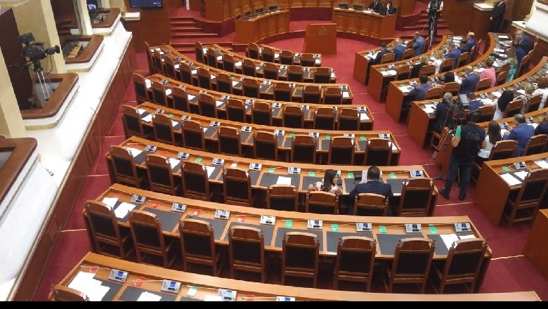 Dogji mandatet por PD-së 'nuk i ndahet shpirti' nga Kuvendi! 'Spiunon' se kur do mbahet seanca plenare