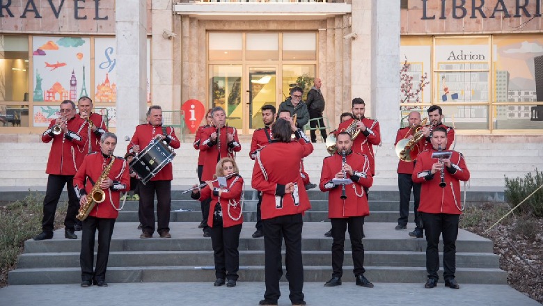 Banda frymore koncerte në sheshet e Tiranës, Veliaj premton surpriza