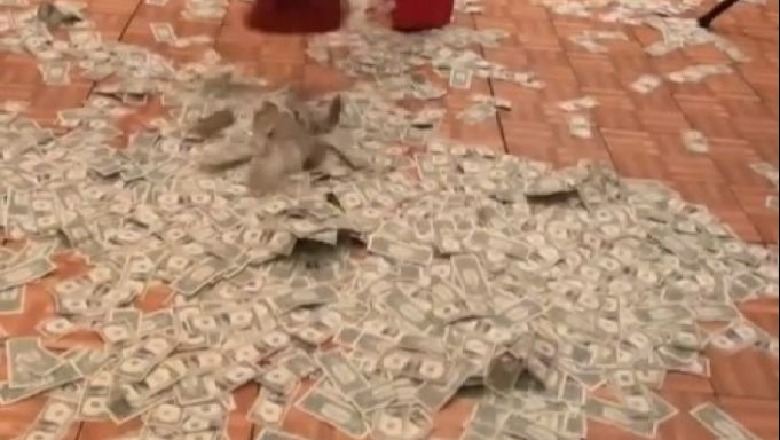 Paratë lumë! Këngëtarja mbledh me fshesë dollarët e hedhur në koncertin në SHBA (FOTO)