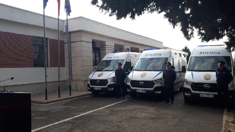 Britania dhuratë Shqipërisë makina për transportin e të burgosurve, së shpejti bllokohen valët e telefonave