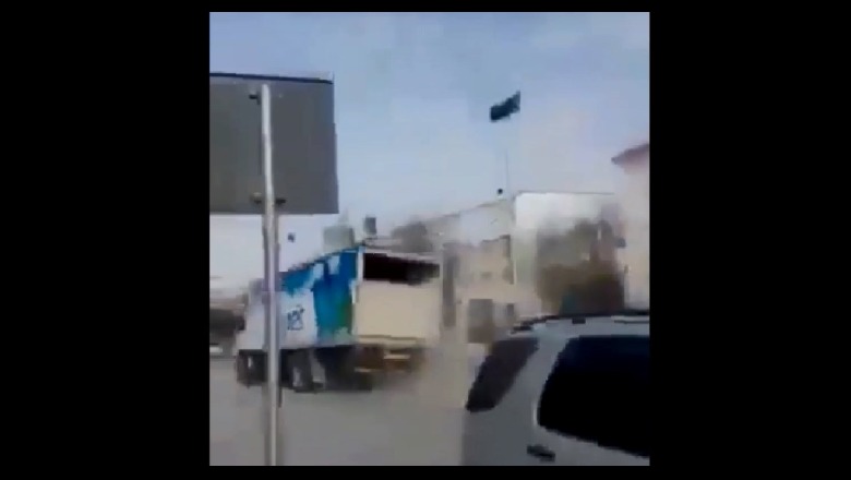 S'i punonin frenat, kamioni merr përpara makinat dhe kalimtarët në Kosovë (Pamjet e aksidentit)