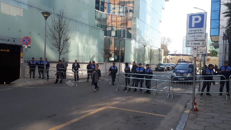 Policia masa 'proteste' tek Kuvendi, tela me gjëmba, gardh hekuri, autobotë uji dhe Specialet në terren (FOTO)