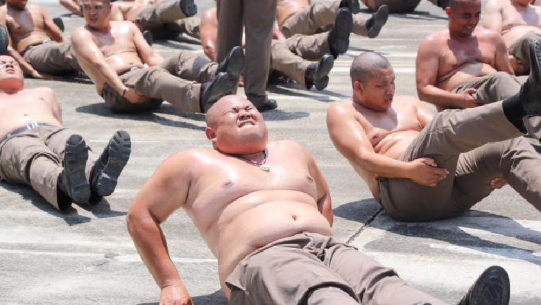 ‘Zbor kinez’, çfarë duhet të bëjnë policët e shëndoshë për të rrëzuar barkun (FOTO)