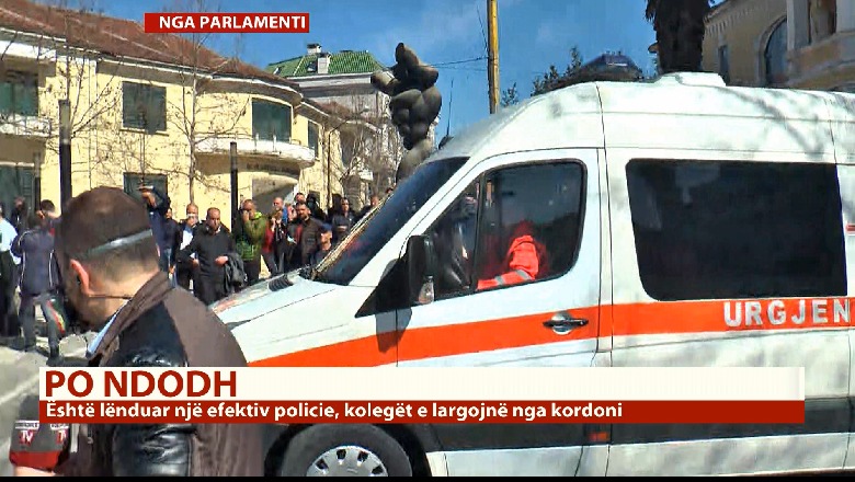 Tension para parlamentit/ Protestuesit godasin ambulancën