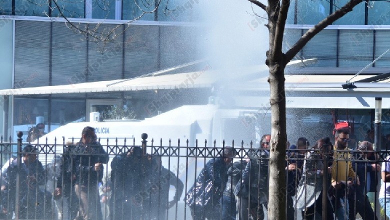 Momenti ku protestuesit sulmojnë policinë te Parlamenti
