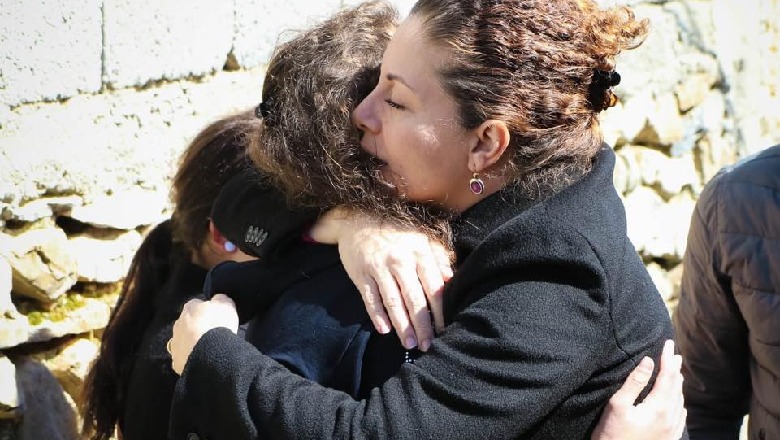 Humbën prindërit një javë më parë, Xhaçka premton shtëpi për katër vajzat jetime