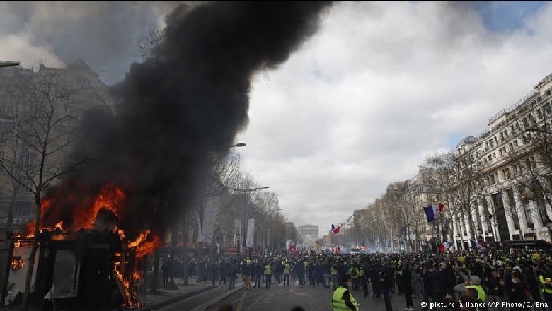 Macron ndërpret pushimet, dënon 'apokalipsin' e Parisit