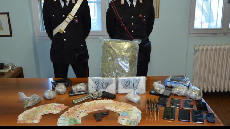 Kokainë poshtë dushit, arrestohen dy shqiptarë në Itali