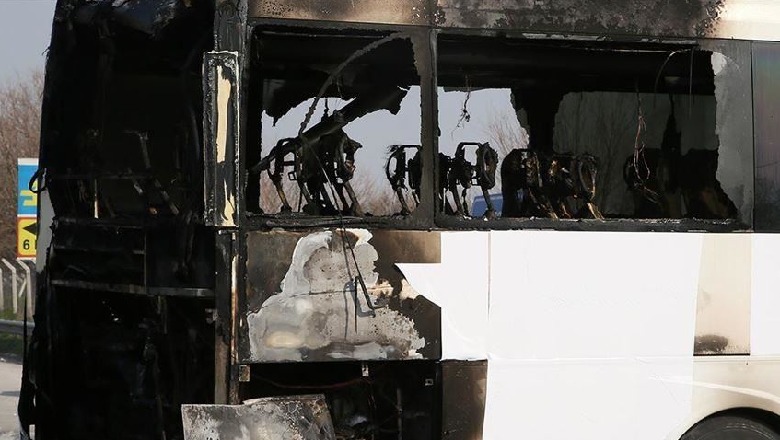 E rëndë/ Një autobus i mbushur me turistë 'përpihet' nga flakët, 26 të vdekur