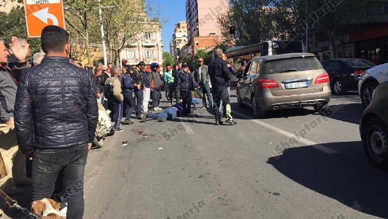 Kambisti i shtrirë në rrugë dhe mbuluar me gjak, zbulohet shuma që iu grabit (VIDEO)