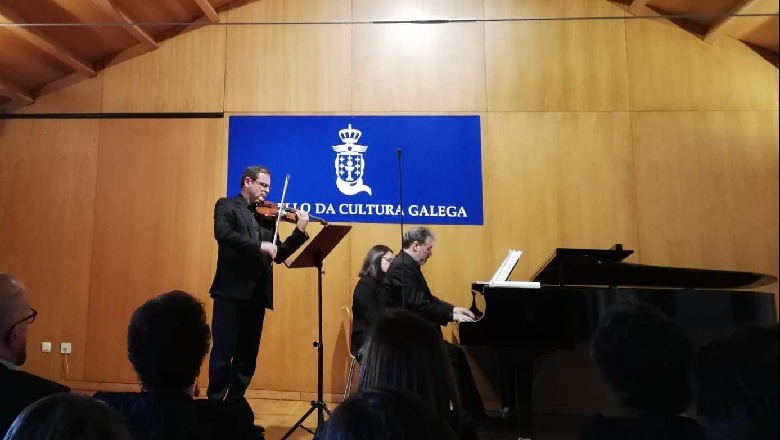 Florian Vlashi magjeps me violinën e restauruar të shek. XVIII të kompozitorit spanjoll Andres Gaos
