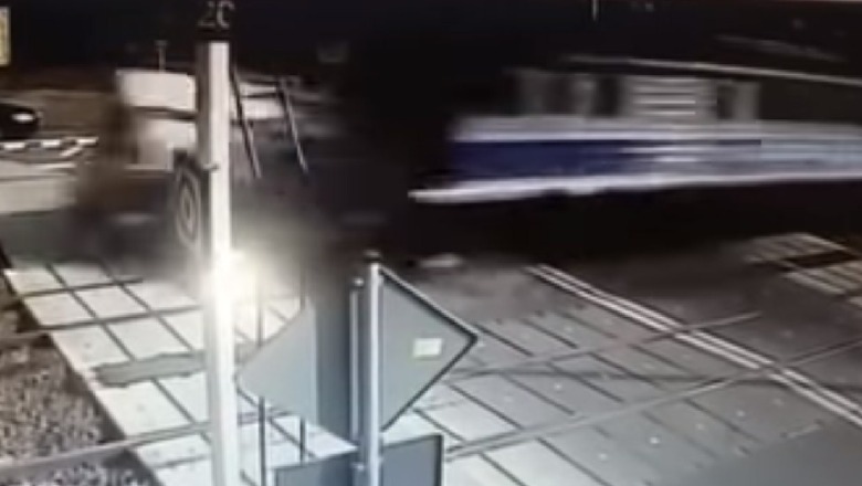 Poloni/ Ambulanca kaloi shinat, treni e merr përpara, dy të vdekur  (VIDEO)