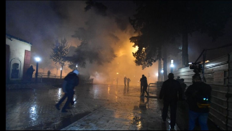 Hidhet sërish gazi lotsjellës para Parlamentit