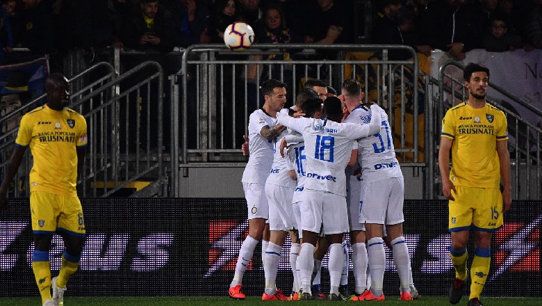 Interi blindon vendin e tretë, Napoli shtyn festën titull të Juves