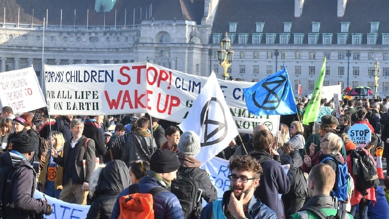 ANGLI/ Protestat bllokojnë Londrën, qytetarët mbushin rrugët për ndryshimet klimatike