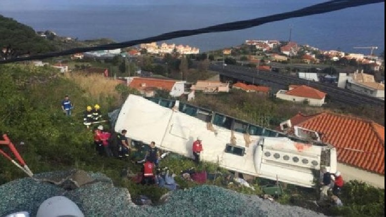 Tragjedi në Portugali/ Autobusi me tursitë del nga rruga, të paktë 28 persona humbin jetën