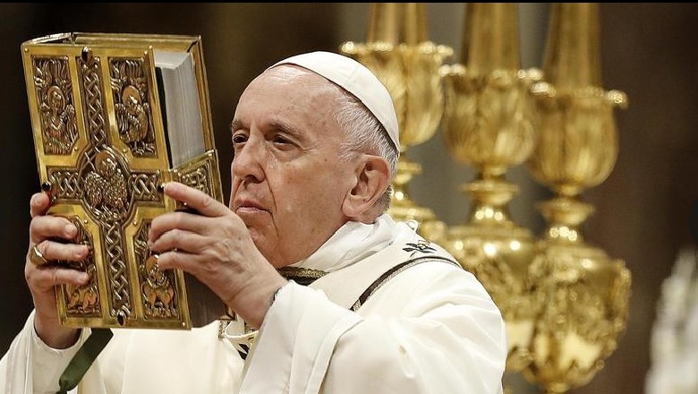 Papa 'vajton' për sulmet në Sri Lanka...Pagëzon për Pashkë 8 shqiptarë