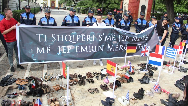Të rinjtë e FRPD dhe LRI protestojnë por përcjellin një mesazh antishqiptar