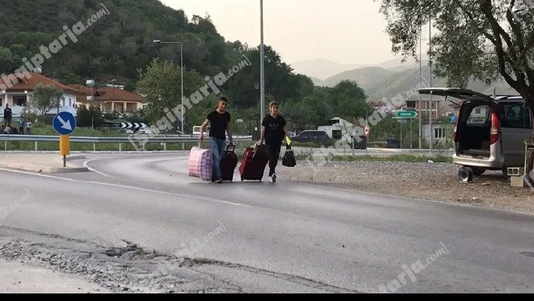 Pasojat/ Qytetarët i 'ikin' protestës me bagazhe në krah