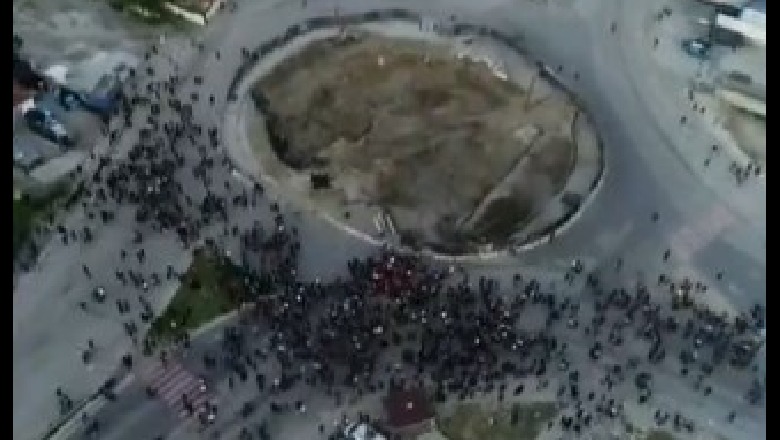 Protestuesit në Tiranë nuk lirojnë rrugën, nisen në këmbë nga 'Shqiponja' për tek 'Zogu i Zi'