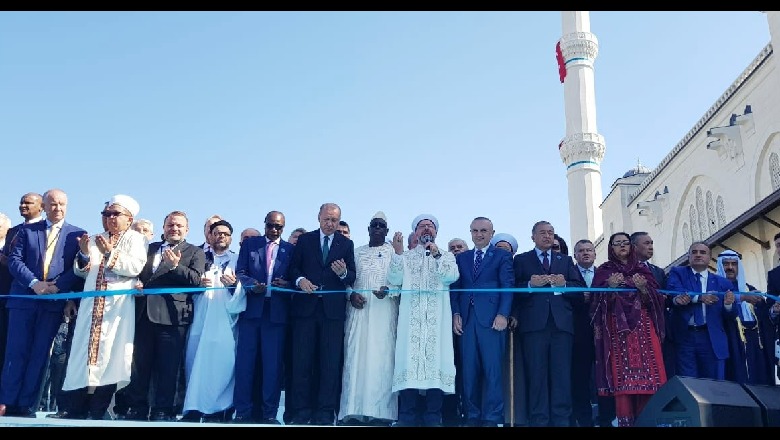 Meta krah Erdoganit në inaugurimin e xhamisë më të madhe në Turqi (FOTOT)