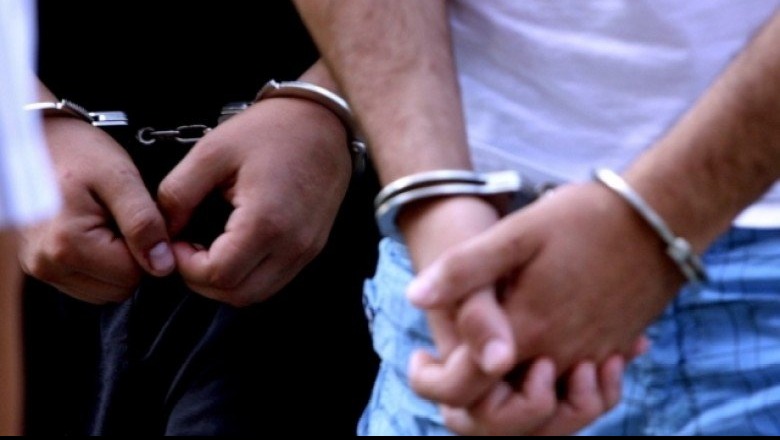 Policia e FNSH 'bastisin' lokalin në Kurbin, pranga 2 shpërndarësve të drogës, nën hetim një i tretë