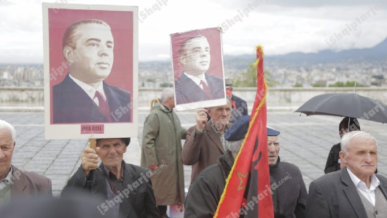'Komunistët' me foton e Enver Hoxhës tek varrezët e dëshmorëve (FOTO-VIDEO)
