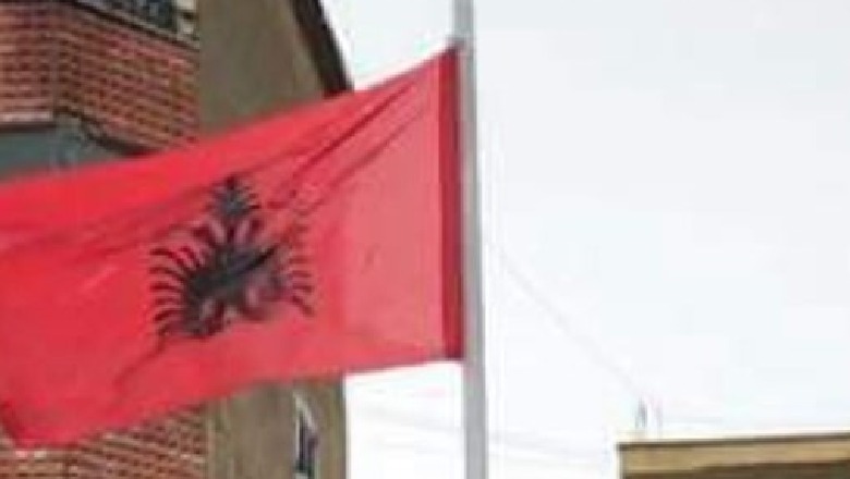 'Papërgjegjshmëri ekstreme', Pjerin Ndreu 'dënon' bashkinë e Lezhës për Flamurin me kokë poshtë (FOTO)