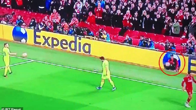 ‘Jepini një biletë për finalen’, në Angli e bëjnë hero 14-vjeçarin që kapte topat në ‘Anfield’