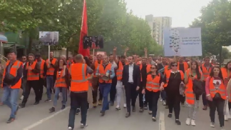 Doli dy ditë më parë nga burgu/ Balliu në krye të banorëve të Astirit drejt Kryeministrisë (VIDEO)