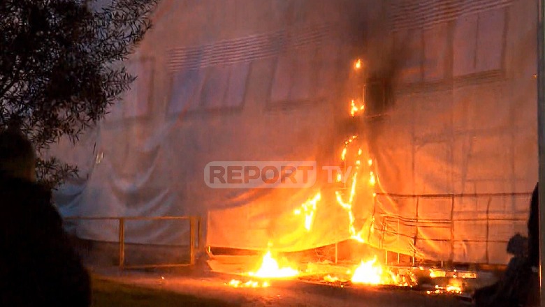 Protestuesit hedhin bomba molotov pas kryeministrisë, lulishtja në flakë (FOTO-VIDEO)