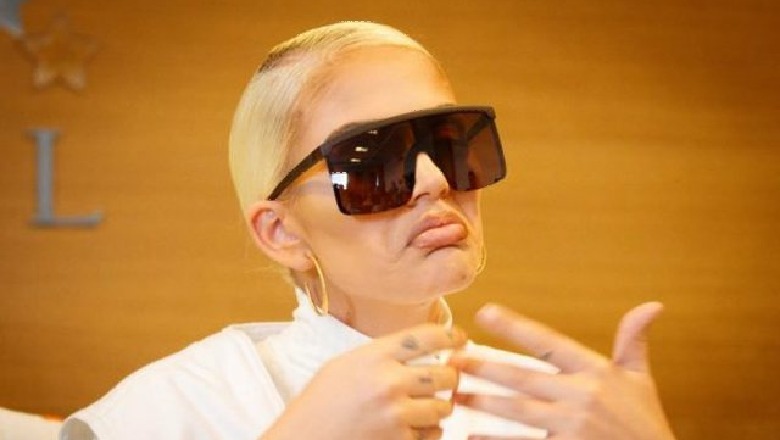 'Huffington Post' shpjegon pse Loredana mbajti syze dielli në konferencë (FOTO)