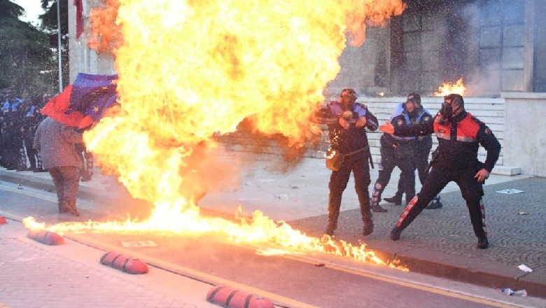 Qëlloi me bomba molotov në drejtim të policisë, ndalohet tropojani (EMRI)