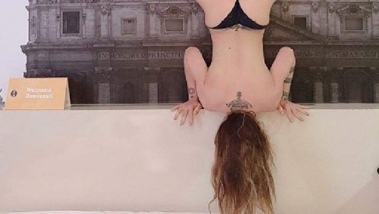 Vajza e Ornella Mutit bën vertikalen nudo dhe gjithë rrjeti po 'zjen' (FOTO)