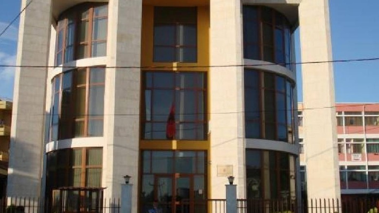 Falsifikuan pronat në bregdet/ Gjykata e Kavajës dënon ish-kreun e Hipotekës dhe 8 zyrtarë 