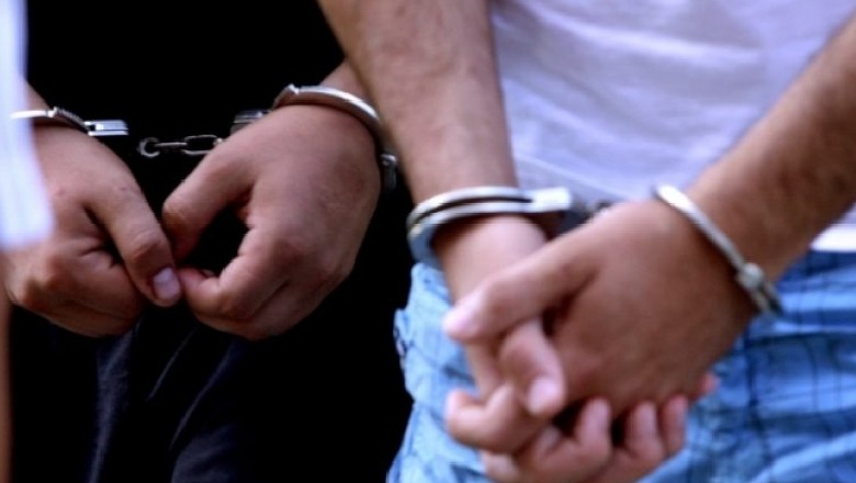 Durrës/ Mbyllën në dhomë e goditën me sende të forta 35-vjeçarin, arrestohen dy persona