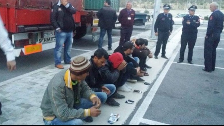 Trafikonin emigrantë nga Korça drejt Tiranës, 9 të arrestuar, një në kërkim