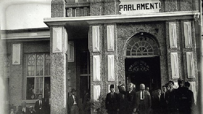 Një pllakë  përkujtimore për Parlamentin e parë shqiptar 