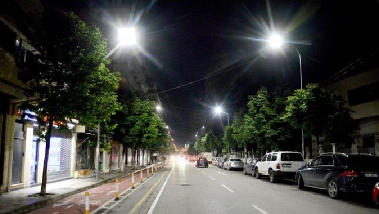 FOTO/ Rruga e 'Barrikadave' në kryeqytet me ndriçim LED