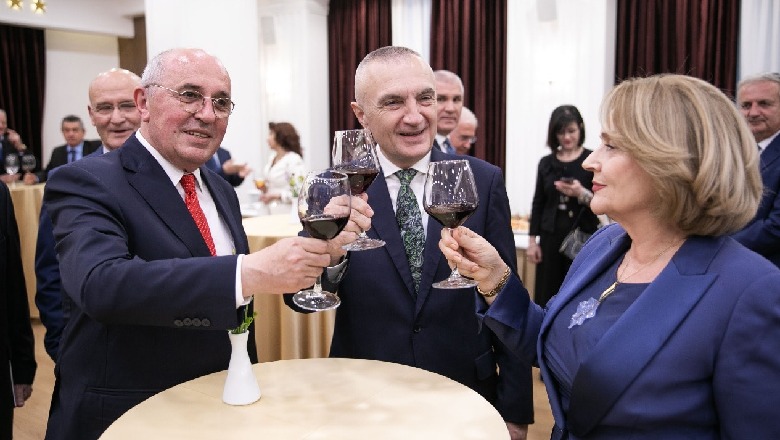 1 vjetori i Këshillit të Ambasadorëve Shqiptarë/ Meta i buzëqeshur troket gotat me Daden e Mustafajn