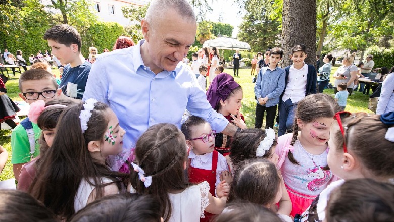 Meta pret fëmijët në presidencë: Të punojmë për një Shqipëri europiane