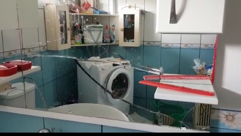 Muret e çara, tavani në tokë, banorët në Qafë Zezë: Ushqime s'kemi marrë, jemi në pritje (VIDEO)