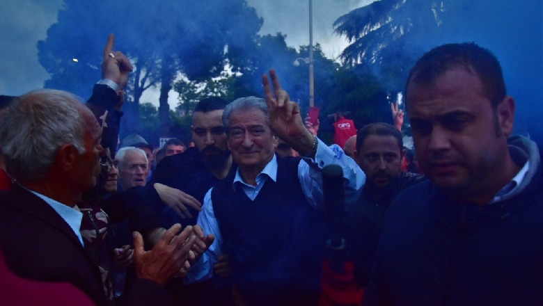 Berisha shfaqet në protestë, me dy gishta lart në mes të 'tymnajës'