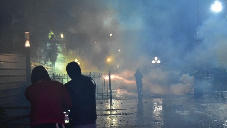Meta thirrje për vetëpërmbajtje! Ministri Lleshaj: Opozita financon mjetet shpërthyese kundër policisë